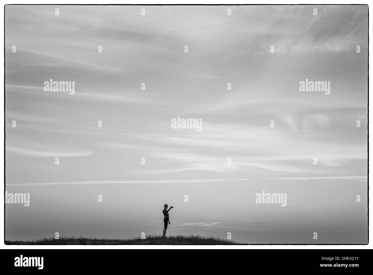 Suède, Scania, Malmo, Riberborgs Stranden plage, femme photographiant le selfie au coucher du soleil Banque D'Images