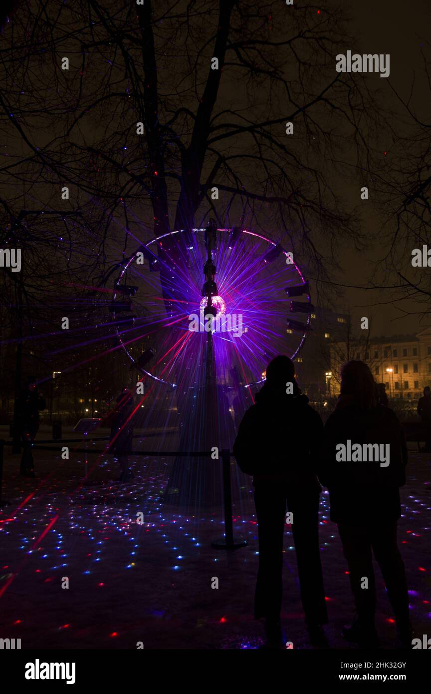 Vilnius, Lituanie - 28 janvier 2022 : le bal disco reflète les lumières de Lazer dans le parc au Festival de lumière de Vilnius.Installation de lumière colorée populaire à la fête la nuit.L'explosion de l'univers Banque D'Images