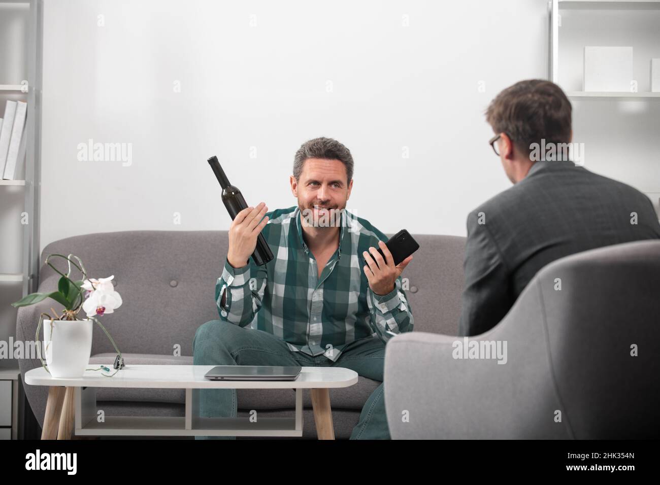 Résoudre le problème, la dépendance à l'alcool, l'abus d'alcool chez  l'homme.Psychologie, concept de thérapie mentale.Homme et psychologue à la  séance de psychothérapie Photo Stock - Alamy