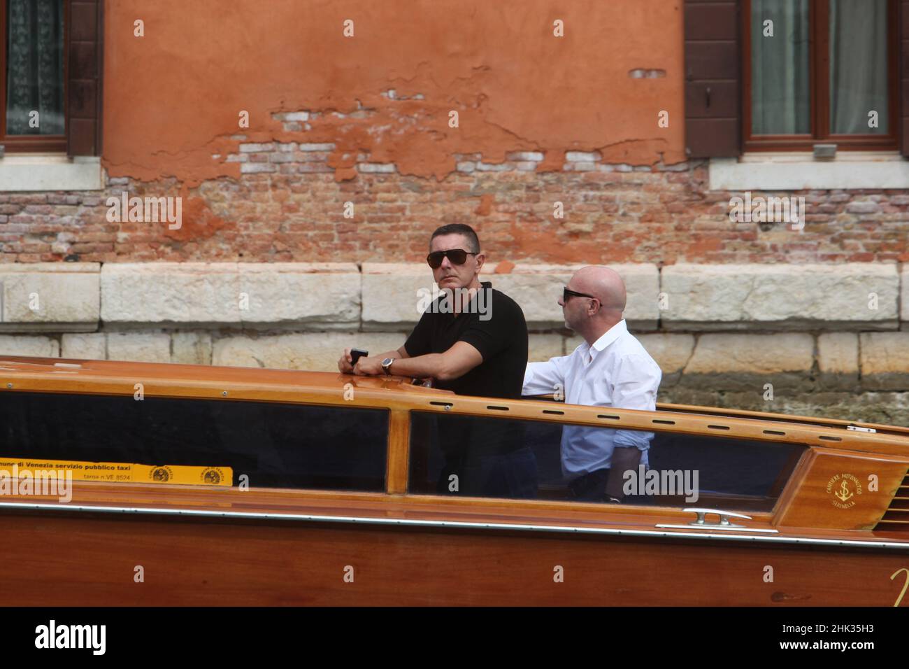 Domenico Dolce et Stefano Gabbana en bateau-taxi à venise Banque D'Images