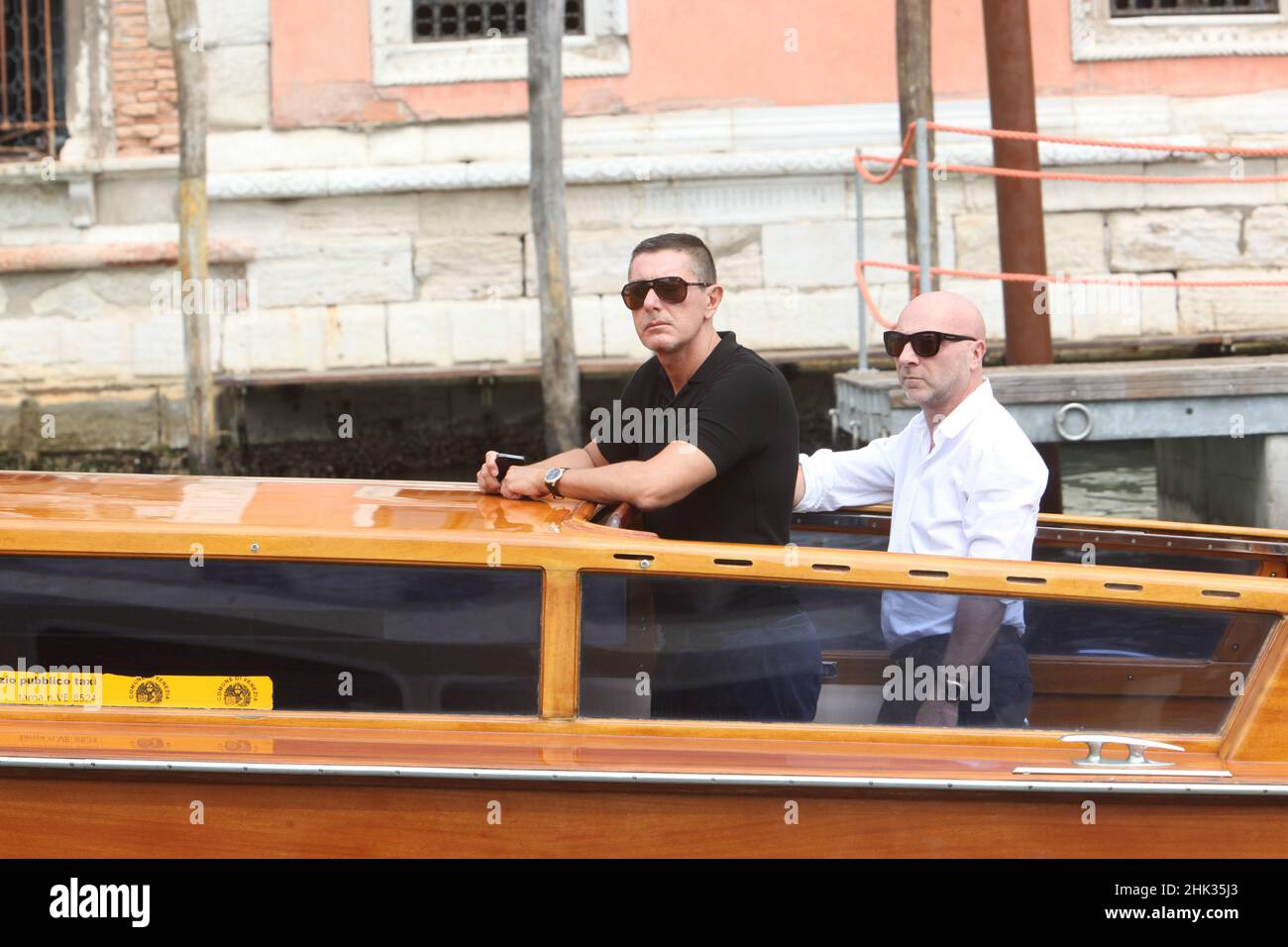 Domenico Dolce et Stefano Gabbana en bateau-taxi à venise Banque D'Images