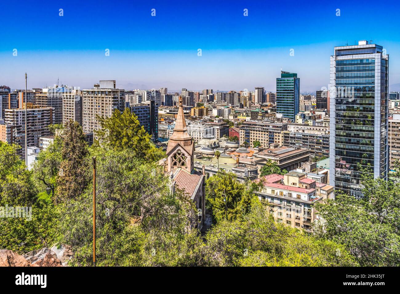 Vue d'ensemble des bâtiments modernes et anciens de la Plaza Pedro de Valdivia, Santiago, Chili Banque D'Images