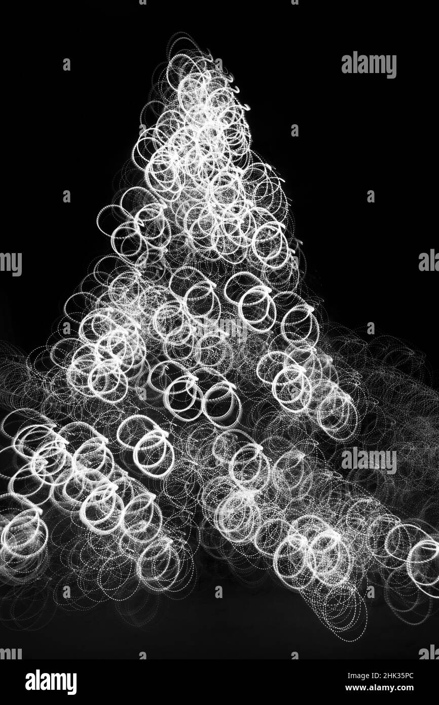 États-Unis, Arizona, Buckeye.Mouvement abstrait noir et blanc de l'arbre de Noël la nuit. Banque D'Images