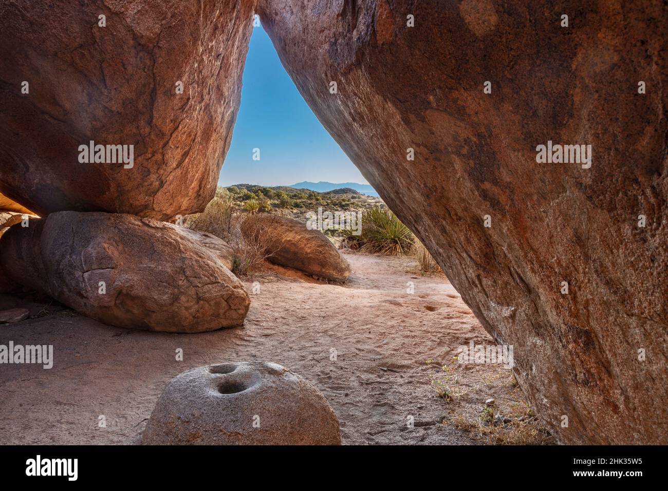Pierre de meulage de mortier amérindienne ancienne dans un abri de roche à Council Rocks dans les montagnes Dragoon dans la forêt nationale de Coronado, Arizona, États-Unis Banque D'Images