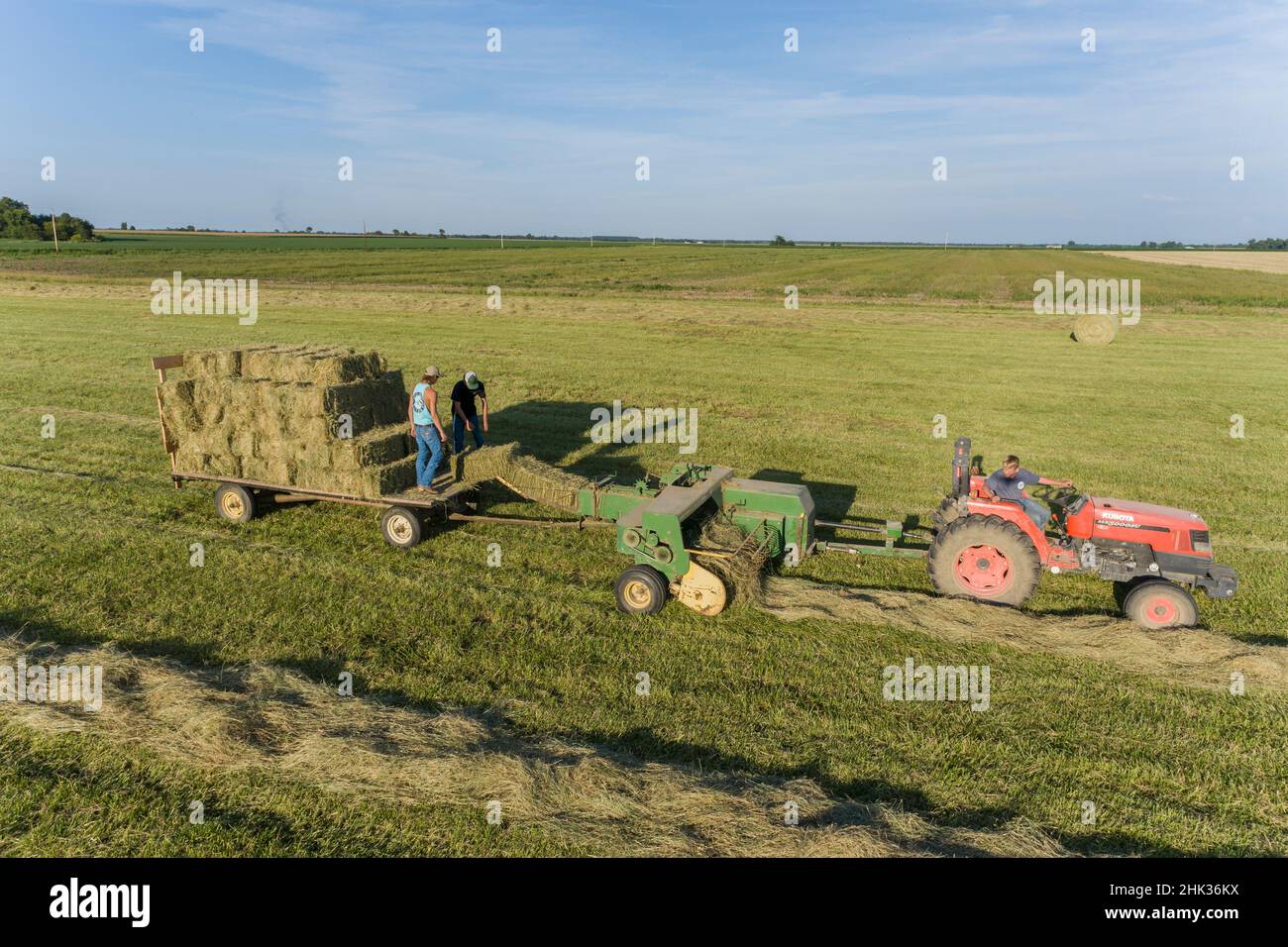 Mise en balles de balles carrées et chargement sur un wagon, comté de Marion, Illinois Banque D'Images