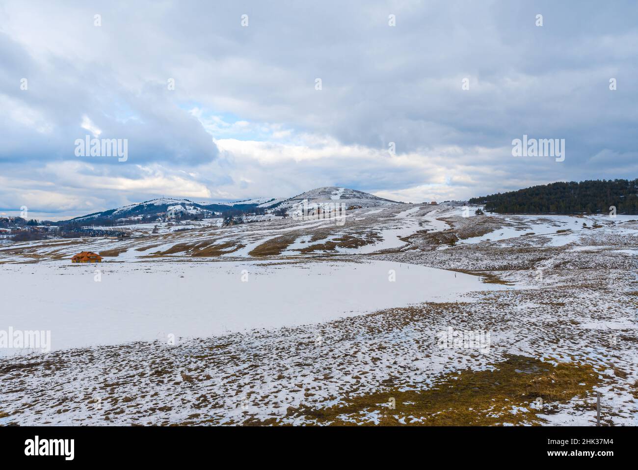 La neige est tombée sur l'herbe sèche. Sur la montagne avec ciel nuageux Banque D'Images La neige est tombée sur l'herbe sèche. Sur la montagne avec ciel nuageux Banque D'Images