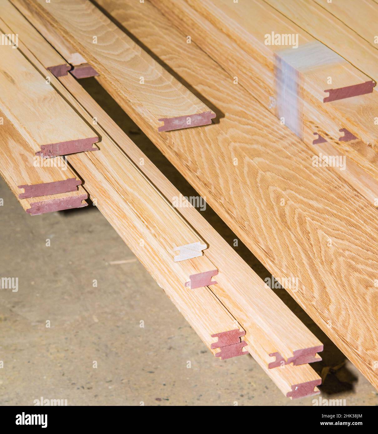 Panneaux de parquet en bois dur expédiés sur le chantier Banque D'Images