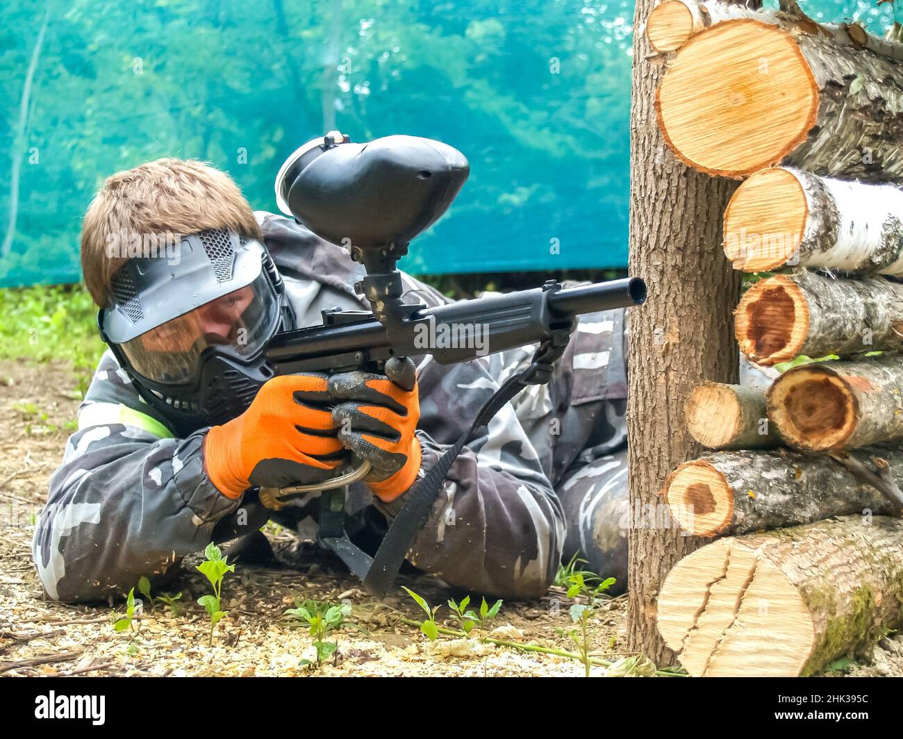 Un joueur de paintball qui est prêt à tirer à partir de la