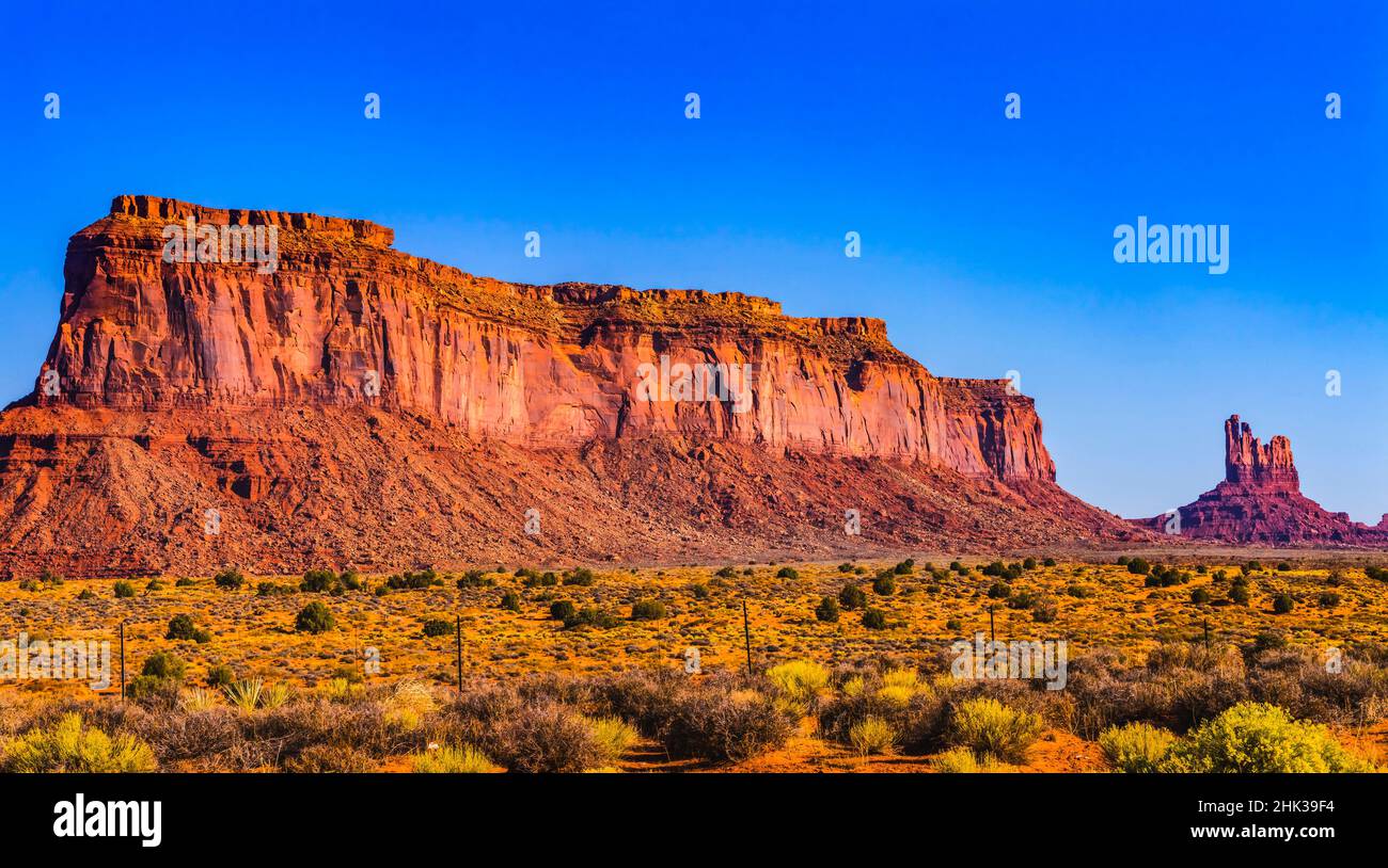 Assise colorée Hen Butte Eagle Mesa formation roc, Monument Valley, Utah. Banque D'Images