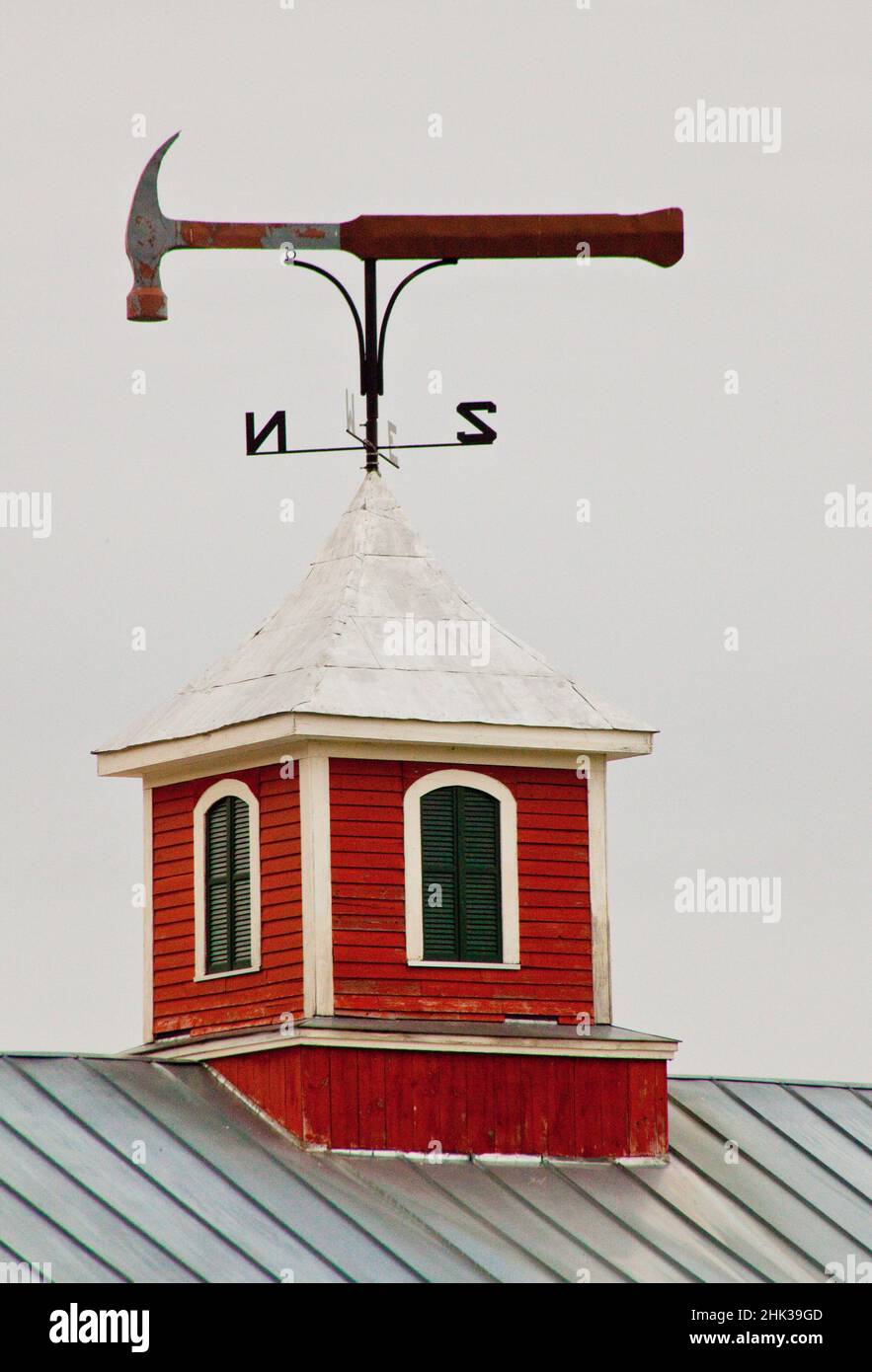 États-Unis, Nouvelle-Angleterre, Vermont, Hammer météo girouette au sommet d'une grange rouge Banque D'Images