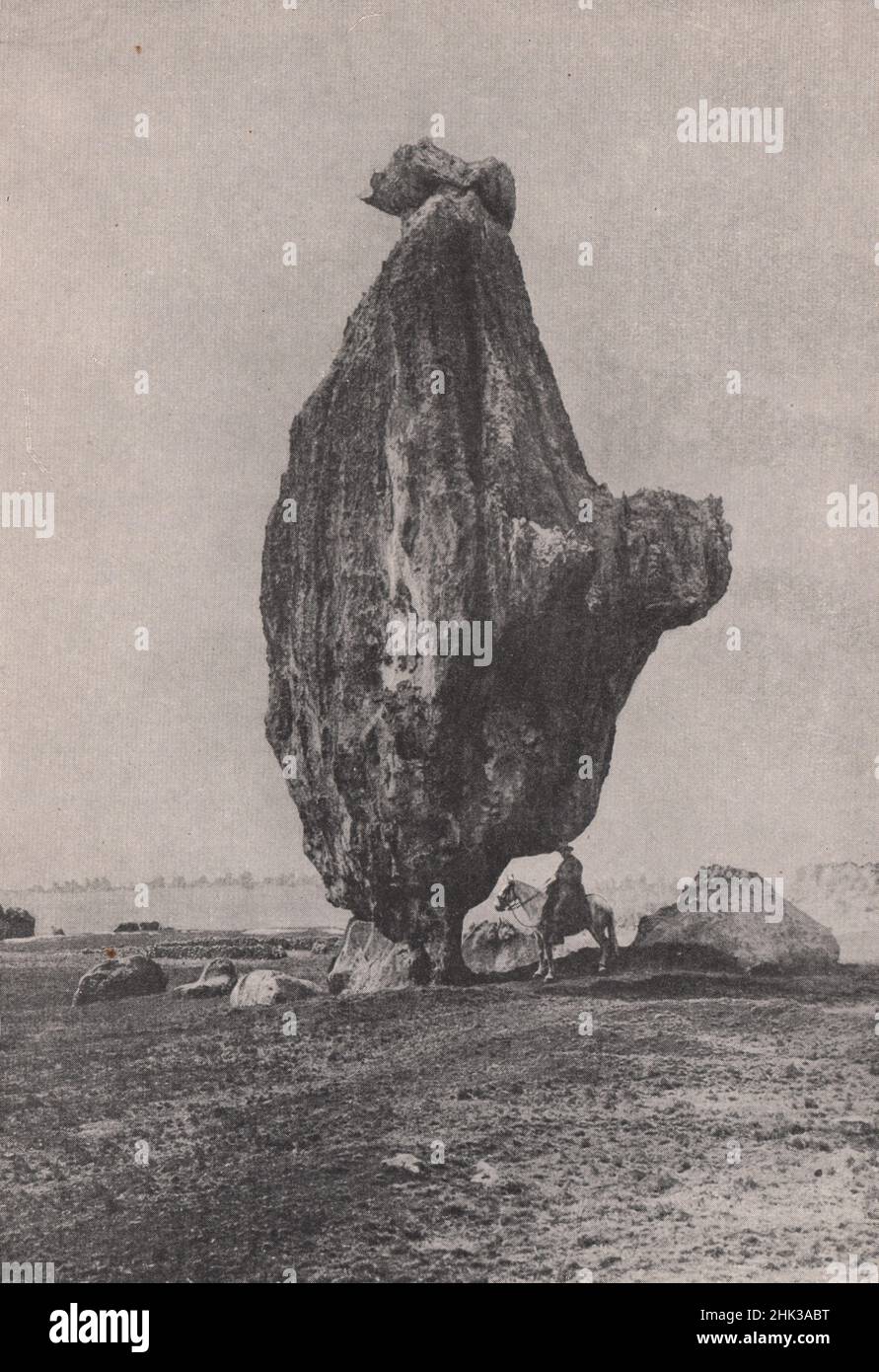 Rochers géants de forme fantastique dans les Andes du Pérou (1923) Banque D'Images