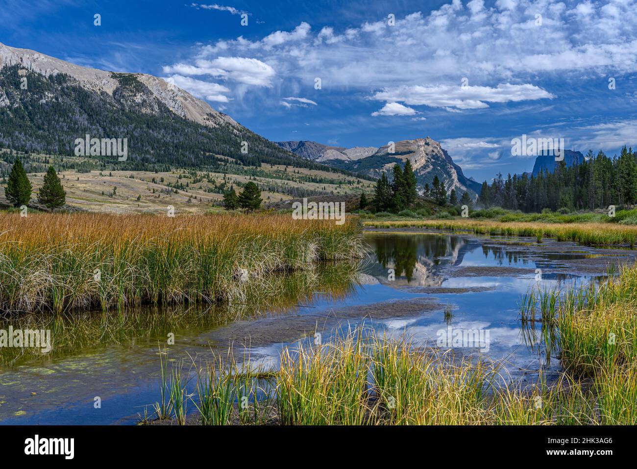 États-Unis, Wyoming.White Rock Mountain et Squaretop Peak au-dessus de la zone humide de Green River, Wind River Mountains Banque D'Images