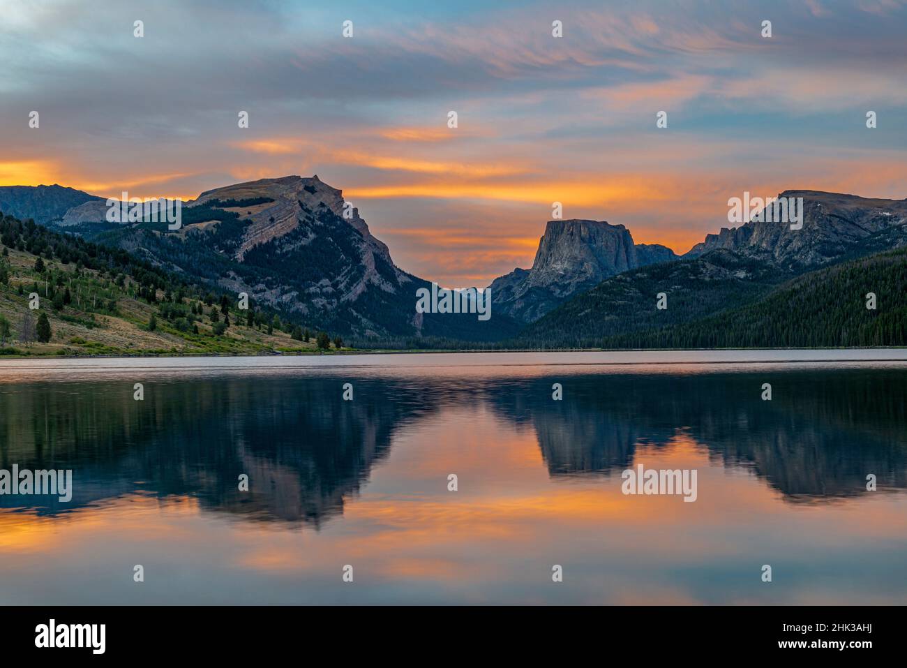 États-Unis, Wyoming.White Rock Mountain et Squaretop Peak au-dessus de Green River Lake au lever du soleil, Wind River Mountains Banque D'Images