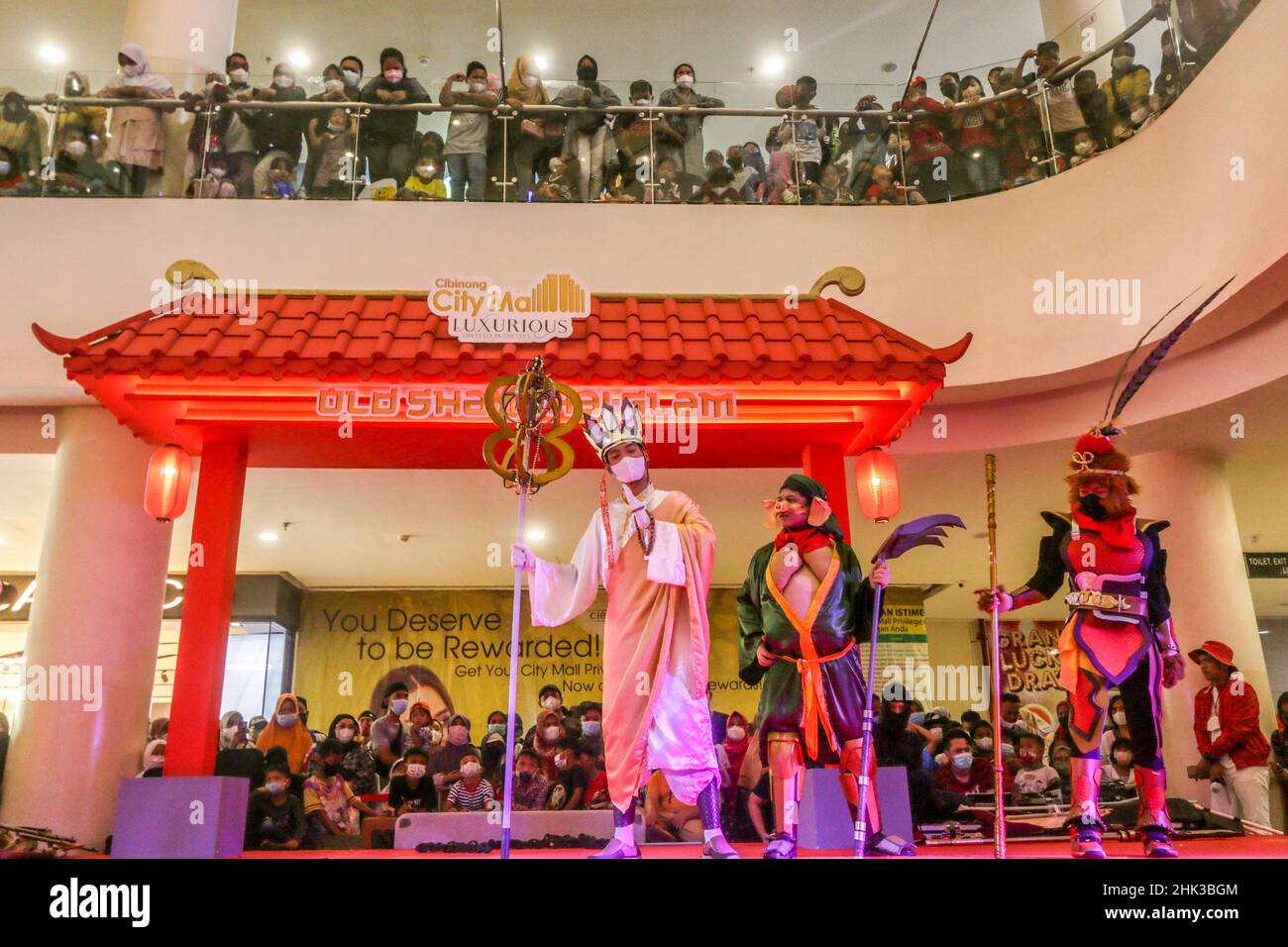 Les représentations des attractions cosplay 'Barongsai' et 'sungo Kong' divertissent les visiteurs dans un centre commercial en Indonésie, pour célébrer le nouvel an chinois Banque D'Images