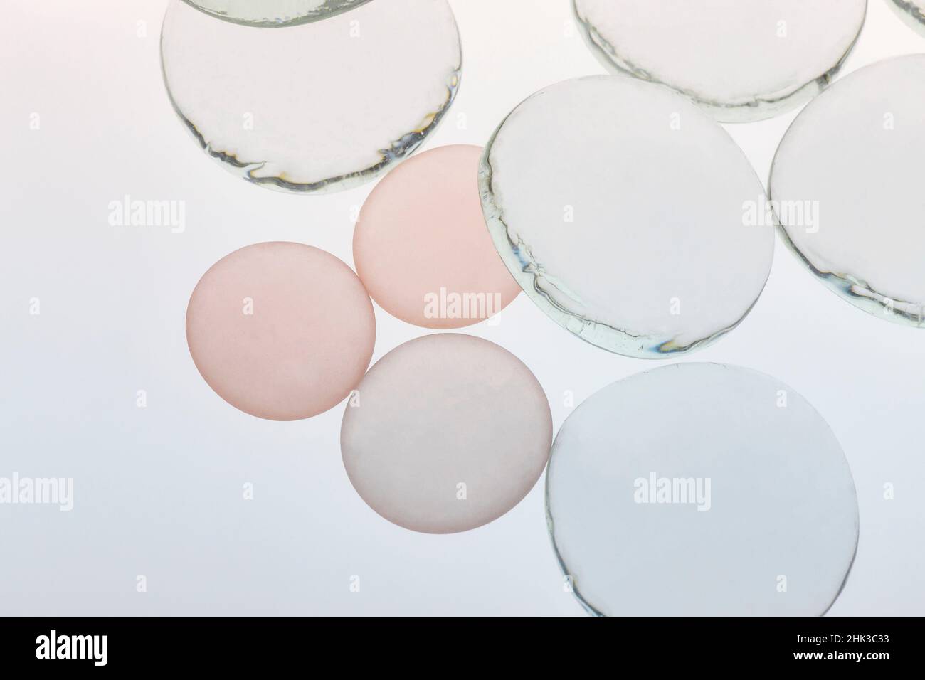 Verre transparent et beige galets de verre avec lumière Banque D'Images