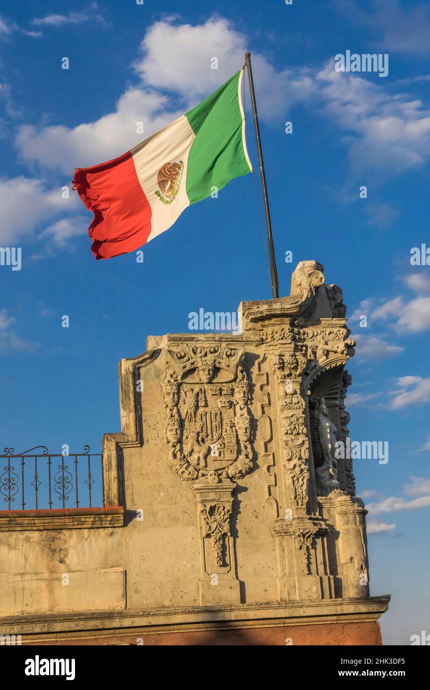 Drapeau mexicain et statues, Zocalo, Mexico, Mexique. Banque D'Images