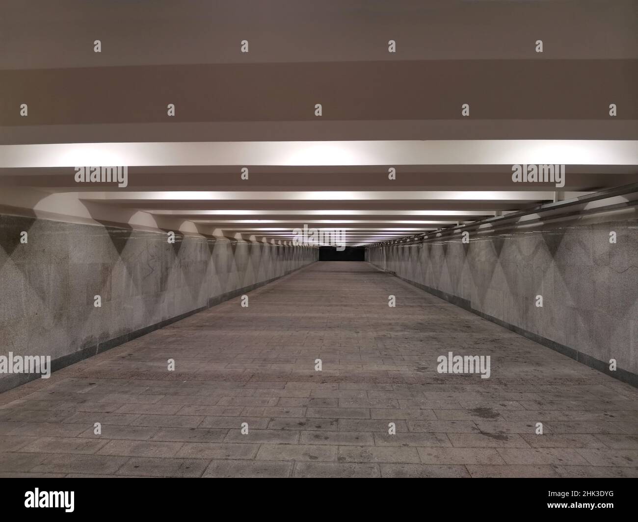 Passe souterrain.Passage souterrain pour piétons sans personne. Banque D'Images