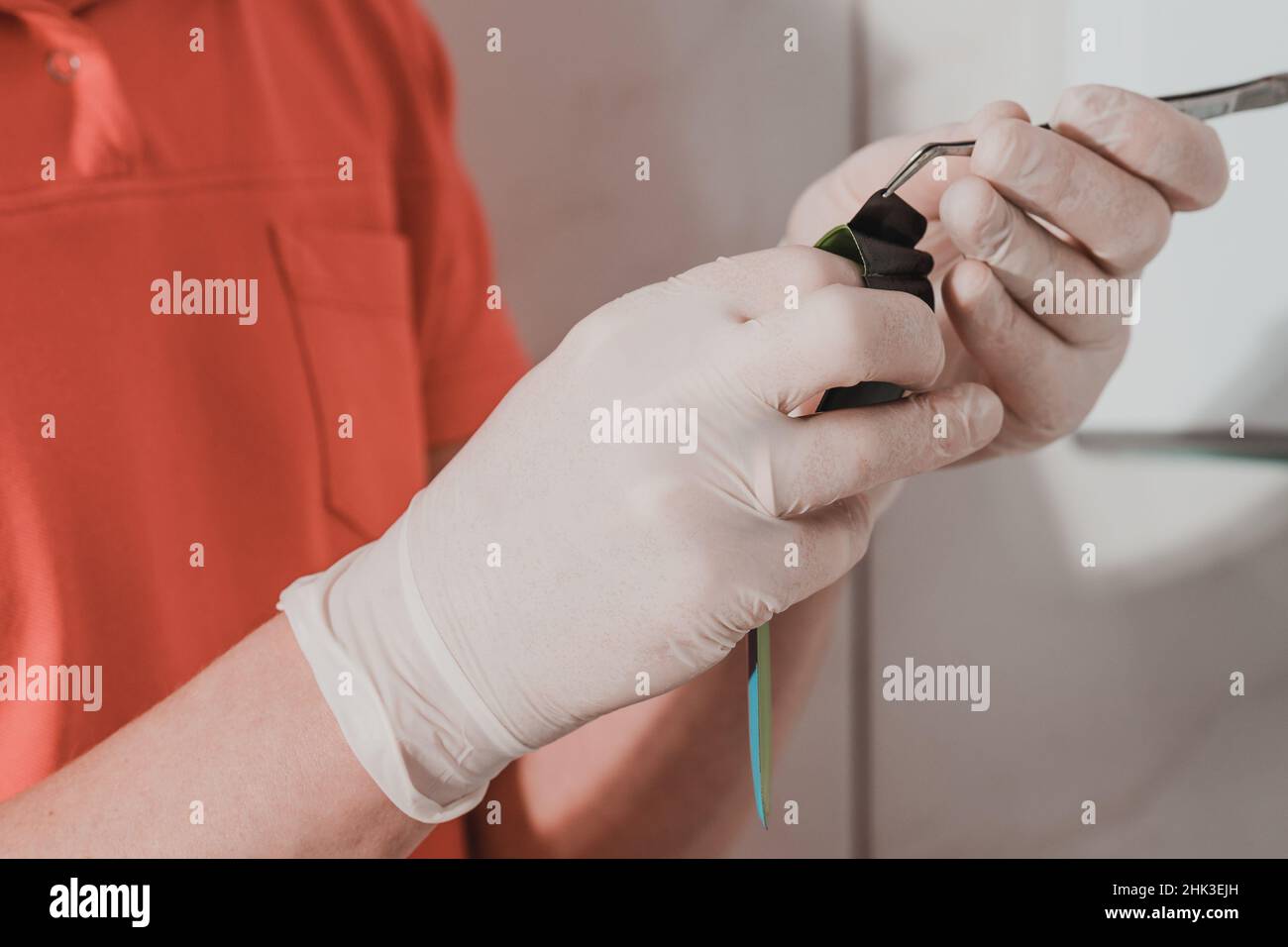 Le dentiste tient dans ses mains une radiographie de plusieurs dents, le diagnostic et l'évaluation des dents avec une radiographie, le traitement des rayons X. Banque D'Images