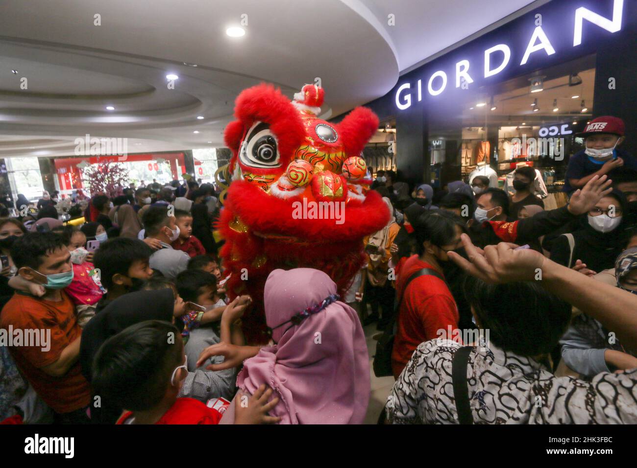Les représentations des attractions cosplay 'Barongsai' et 'sungo Kong' divertissent les visiteurs dans un centre commercial en Indonésie, pour célébrer le nouvel an chinois Banque D'Images