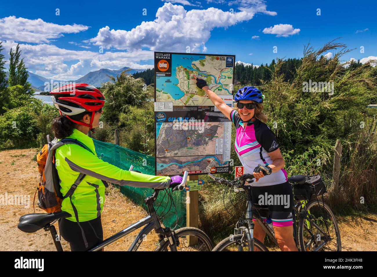Cyclistes et carte d'interprétation au lac Wanaka, Otago, Île du Sud, Nouvelle-Zélande (usage éditorial uniquement) Banque D'Images