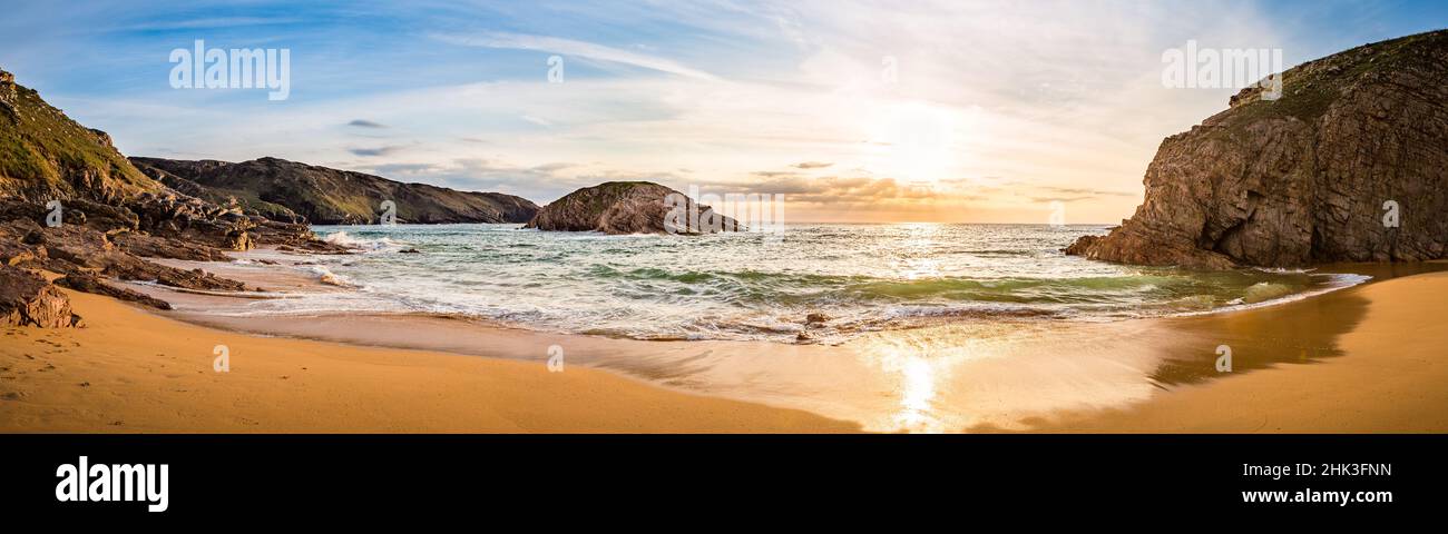 Coucher de soleil Murder trou panorama plage vue mer en Irlande océan côte.Falaises et rochers de montagne de l'Atlantique.Belle nature paysagère. Banque D'Images