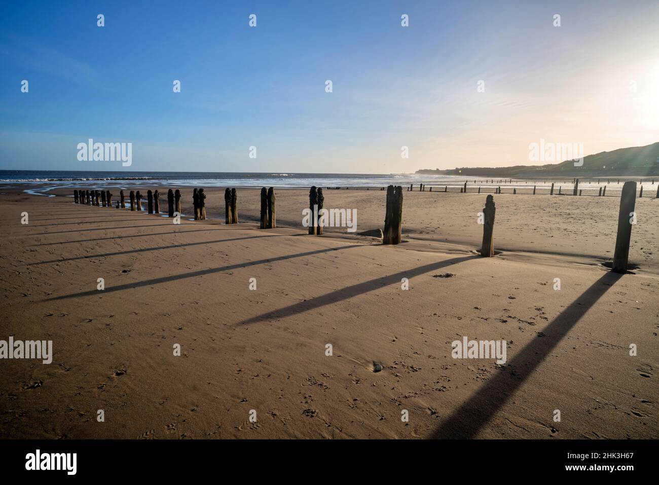 Vieux groynes usés ou brise-lames sur la plage de Sandsend en début de matinée, dans le North Yorkshire Banque D'Images