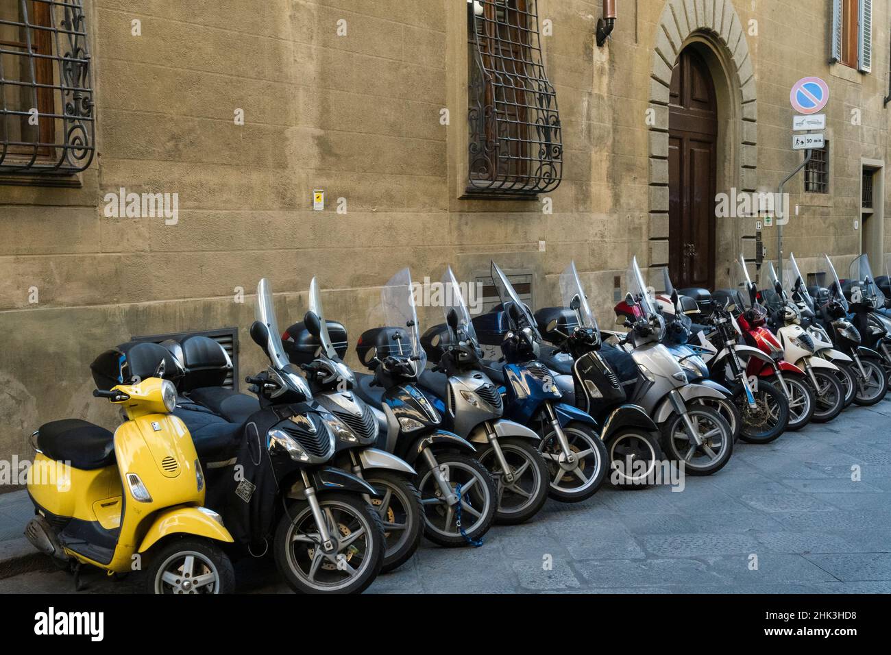 Scooters garés, Florence, Toscane, Italie. Banque D'Images