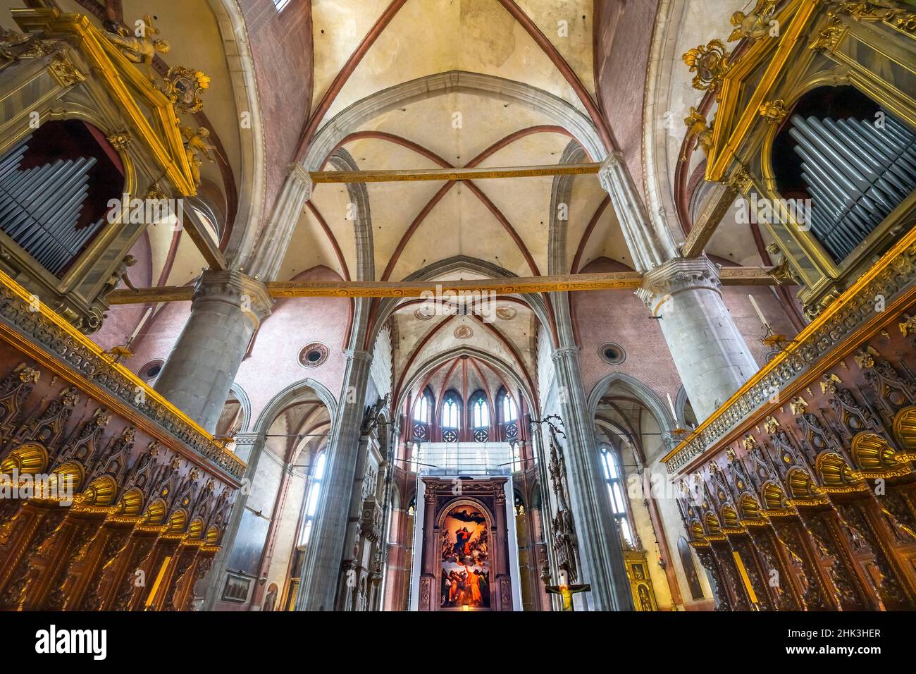 Orgue de chœur, peinture de la Vierge Marie de Titien Assomption au ciel, Eglise Santa Maria Gloriosa de Frari, San Polo, Venise, Italie. Comple de l'église Banque D'Images