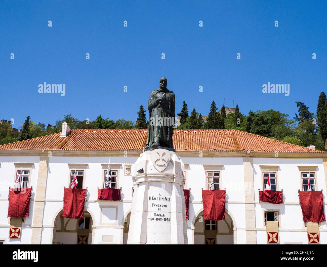 Portugal, Tomar.Statue du chevalier de l'ordre du Christ Dom Gualdim Pais statue sur la place de la République dans la vieille ville de Tomar. Banque D'Images