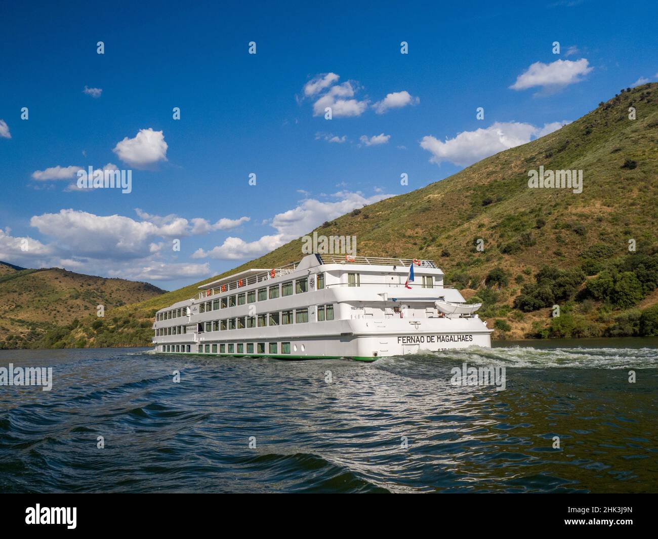 Portugal, Vallée du Douro.Bateau de croisière sur le fleuve Douro dans la région viticole du Portugal le long de la vallée du fleuve Douro. Banque D'Images