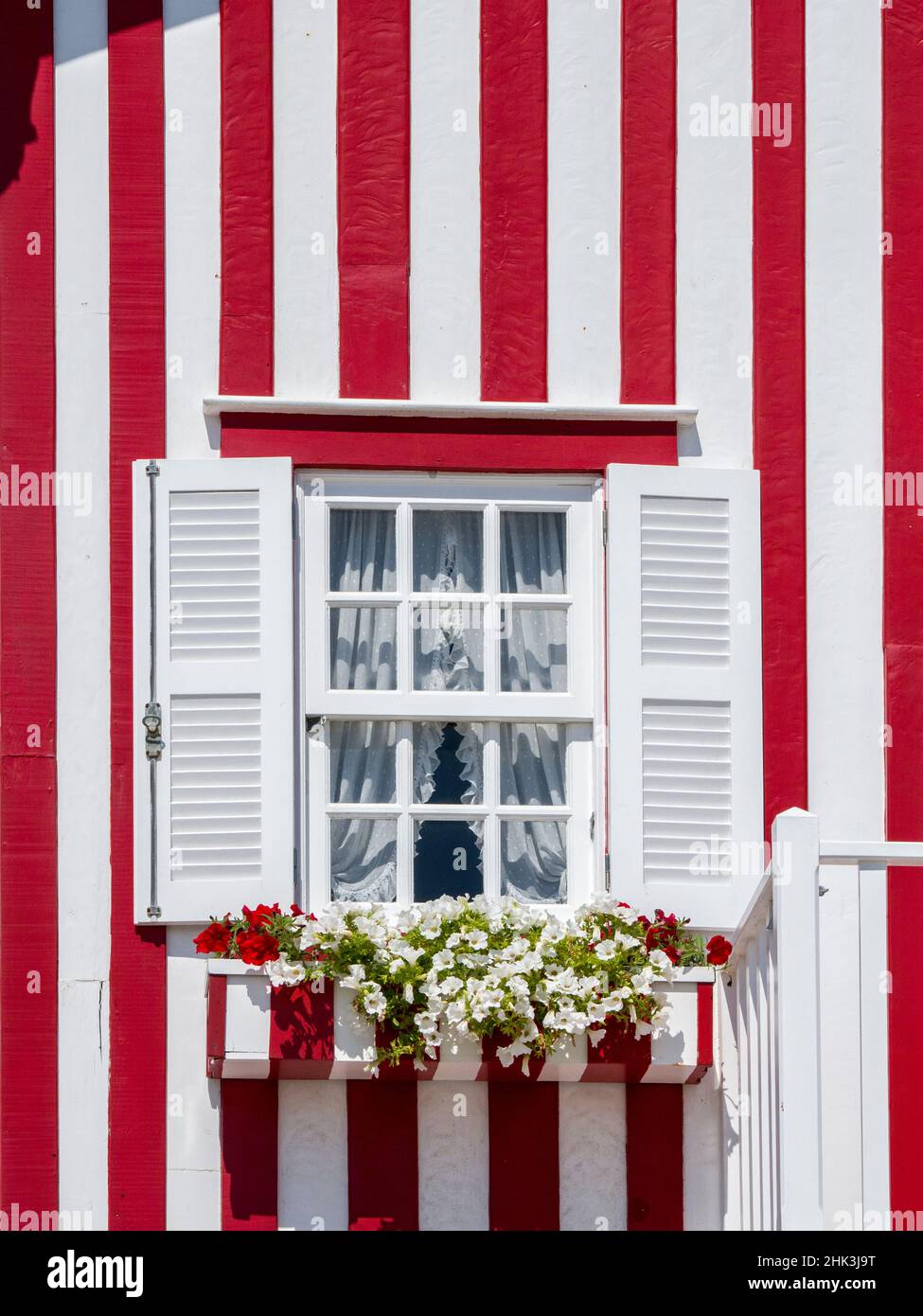 Portugal, Costa Nova.Chalets de vacances colorés dans le village côtier de la plage Costa Nova près de la ville d'Aveiro. Banque D'Images