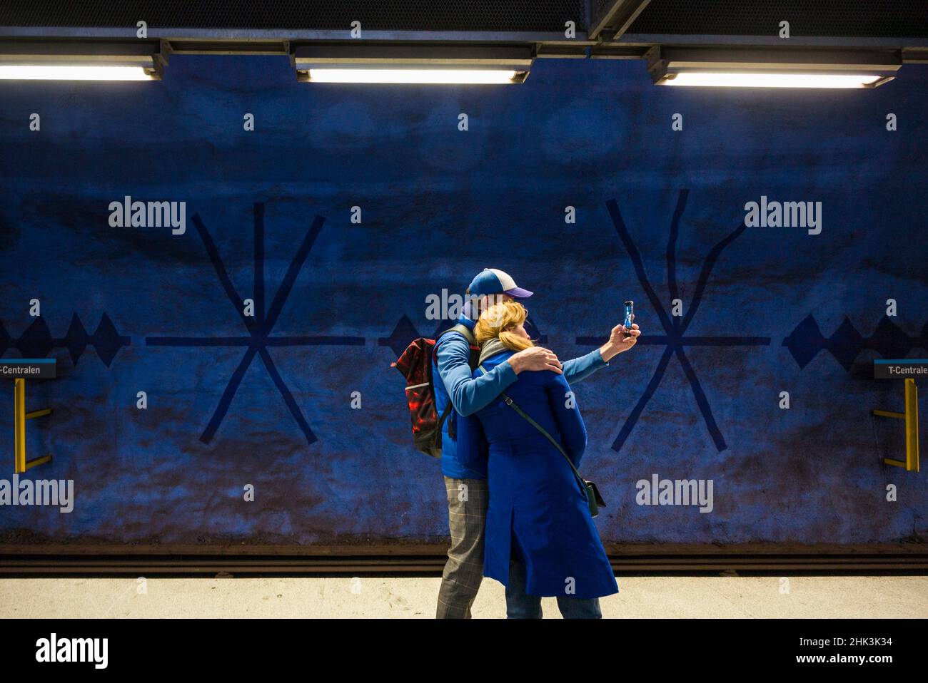 Suède, Stockholm, métro de Stockholm, station T-Centralen, voyageurs posant pour un selfie Banque D'Images