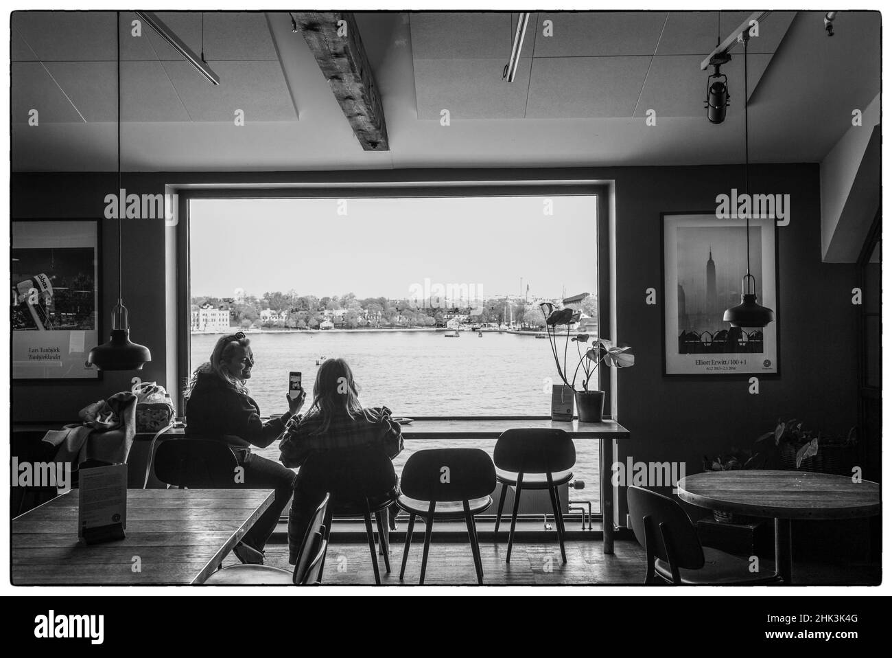 Suède, Stockholm, Fotografiska photo Museum, visiteurs au café Banque D'Images