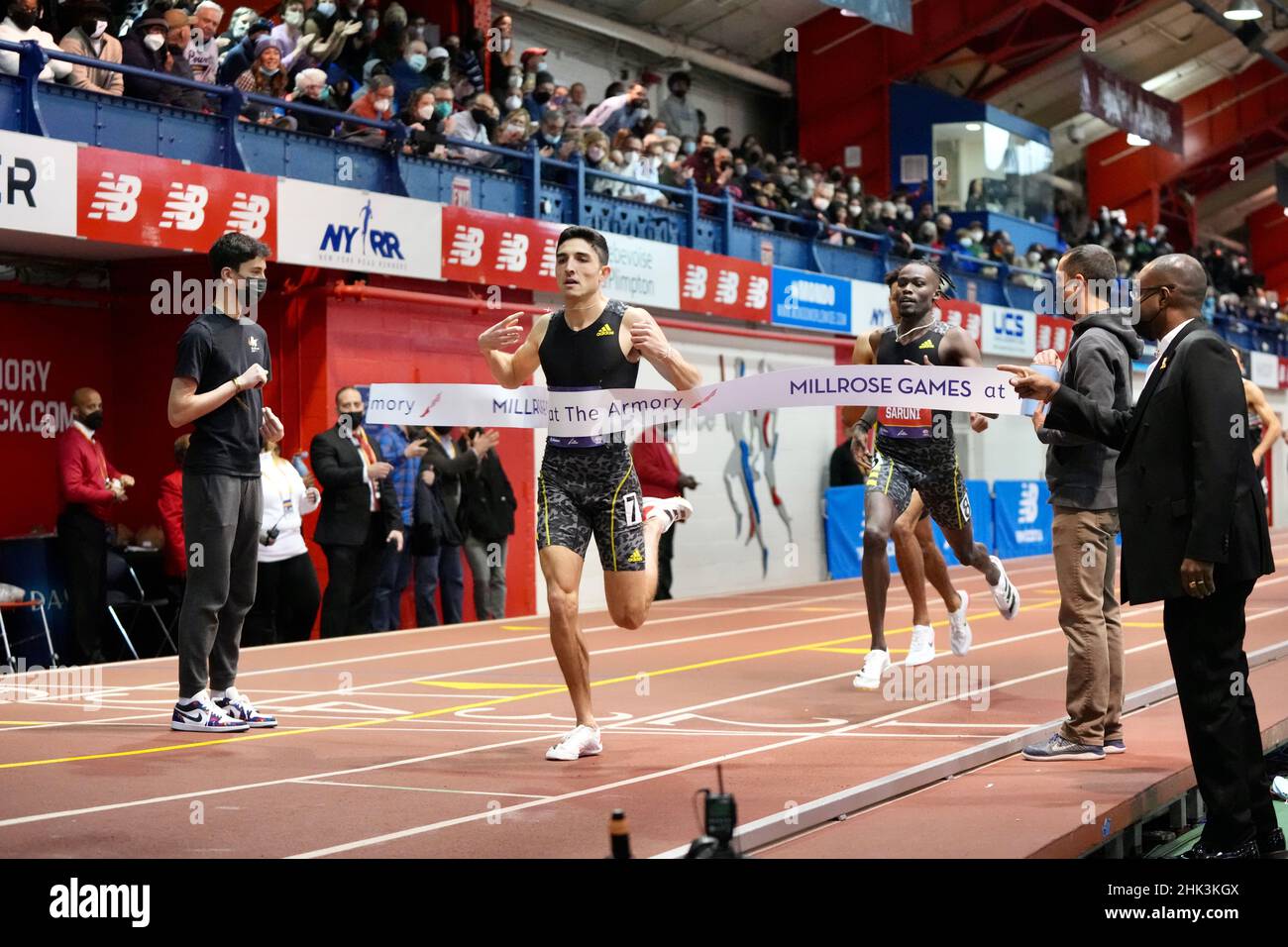 Bryce Hoppel (USA) remporte le 800m en 1:46,05 aux 114es Millrose Games à l'Armory, samedi 29 janvier 2022, à New York. (David Hicks/image du Service des pièces après-vente Banque D'Images