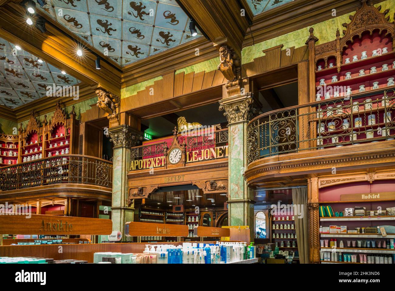 Suède, Scania, Malmö, place Stortorget, Apoteket Lejonet,la plus ancienne pharmacie de la ville, à l'intérieur Banque D'Images