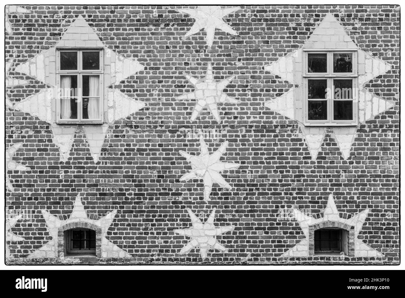 Suède, Scania, Molle, Krapperups Château Slott, ancienne maison de la famille Gyllenstierna, extérieur montrant des étoiles blanches de leur côte d'armes Banque D'Images
