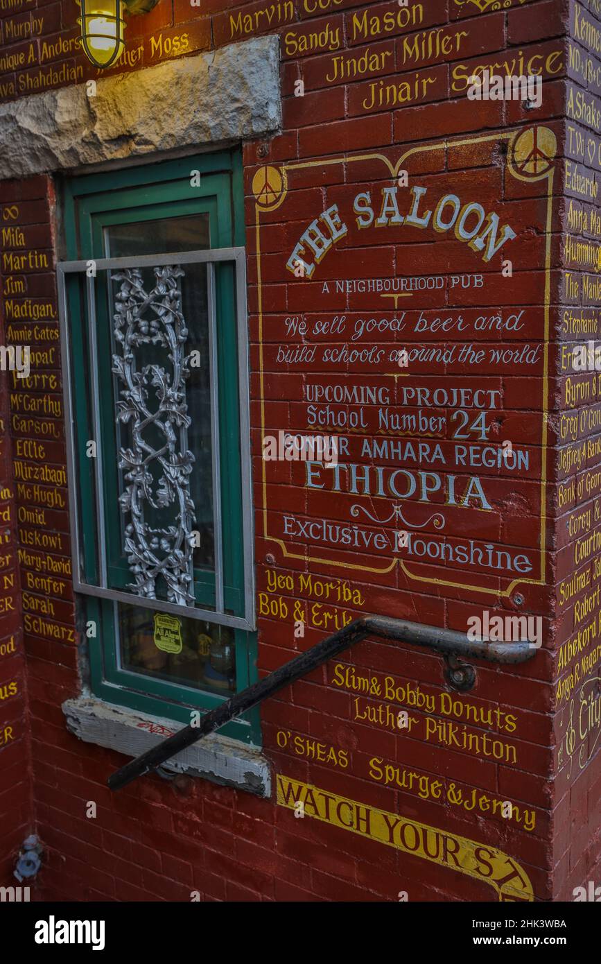 États-Unis, District de Columbia.En dehors du Saloon, un bar qui soutient la construction d'écoles dans le monde entier Banque D'Images