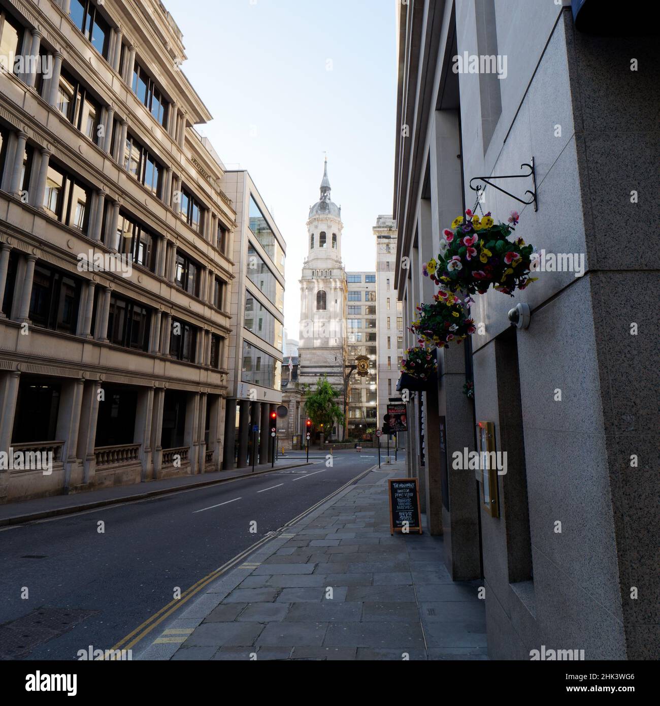 Londres, Grand Londres, Angleterre, janvier 5th 2022 : fleurs le long de Fish Street Hill et l'église de Saint Agnus le Martyr. Banque D'Images