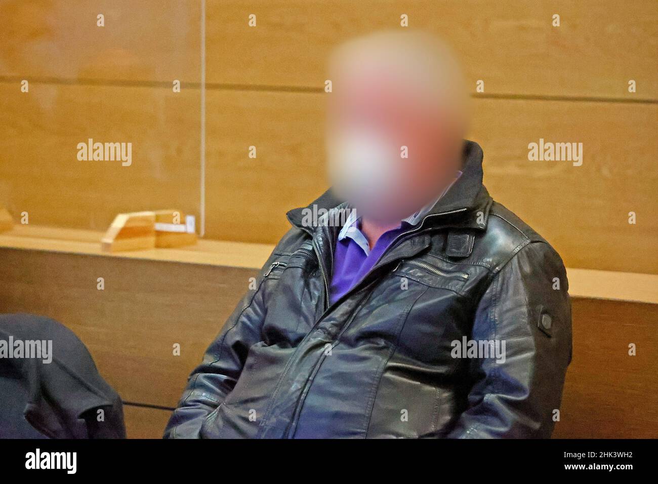 Berlin, Allemagne.02nd févr. 2022.L'accusé dans la salle d'audience avant le procès.En décembre 2016, le défendeur aurait transmis aux membres d'un groupe de discussion les conclusions internes de l'enquête sur l'attentat terroriste perpétré sur Breitscheidplatz à Berlin.Credit: Carsten Koall/dpa - ATTENTION: Personne(s) ont été pixelated pour des raisons juridiques/dpa/Alamy Live News Banque D'Images