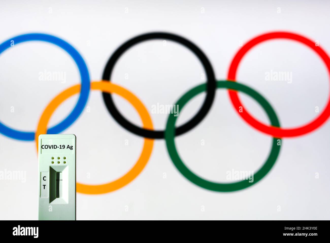 Dans cette illustration, un test rapide d'antigène covid-19 vu devant le logo des Jeux olympiques. Banque D'Images