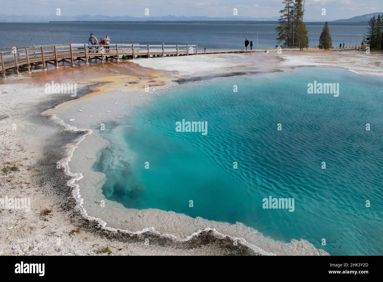 États-Unis, Wyoming, parc national de Yellowstone, bassin West Thumb Geyser, piscine noire en face du lac Yellowstone. Banque D'Images