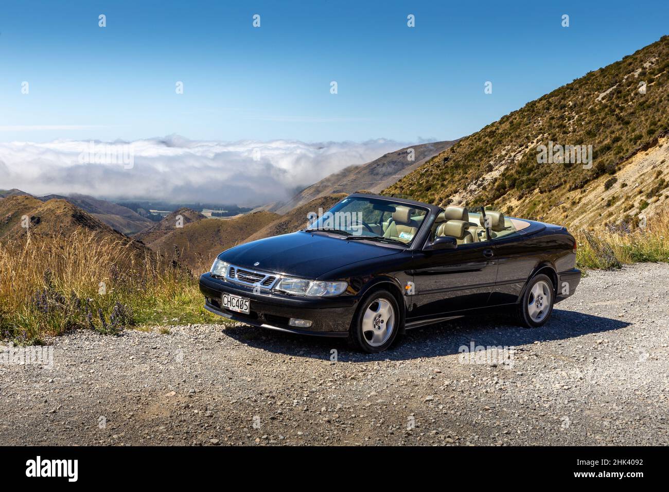 Cabriolet 9-3 1999 de Saab dans le pittoresque col Arthur de Nouvelle-Zélande près de Christchurch. Banque D'Images