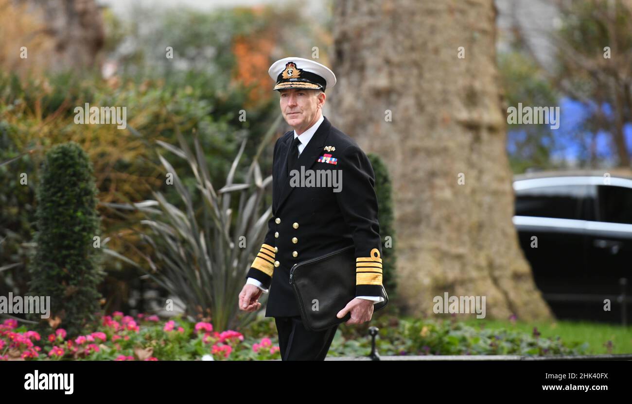 Downing Street, Londres, Royaume-Uni.1 février 2022.Le chef d'état-major de la Défense, l'amiral Sir Tony Radakin, arrive à Downing Street pour un exposé du Cabinet le jour où le PM Boris Johnson vole en Ukraine pour des réunions.Crédit : Malcolm Park/Alay Live News. Banque D'Images