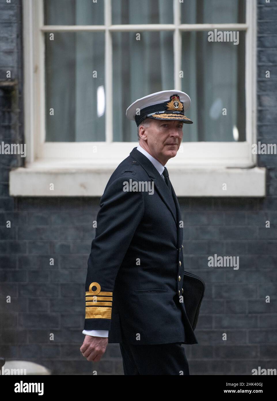 Downing Street, Londres, Royaume-Uni.1 février 2022.Le chef d'état-major de la Défense, l'amiral Sir Tony Radakin, quitte le 10 Downing Street après un briefing du Cabinet le jour où le PM Boris Johnson vole en Ukraine pour des réunions.Crédit : Malcolm Park/Alay Live News. Banque D'Images