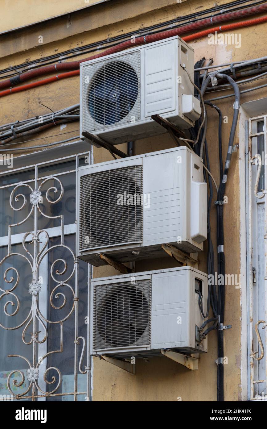 Trois climatiseurs blancs avec fils sur la façade d'une vieille maison (St.Petersburg, Russie) Banque D'Images