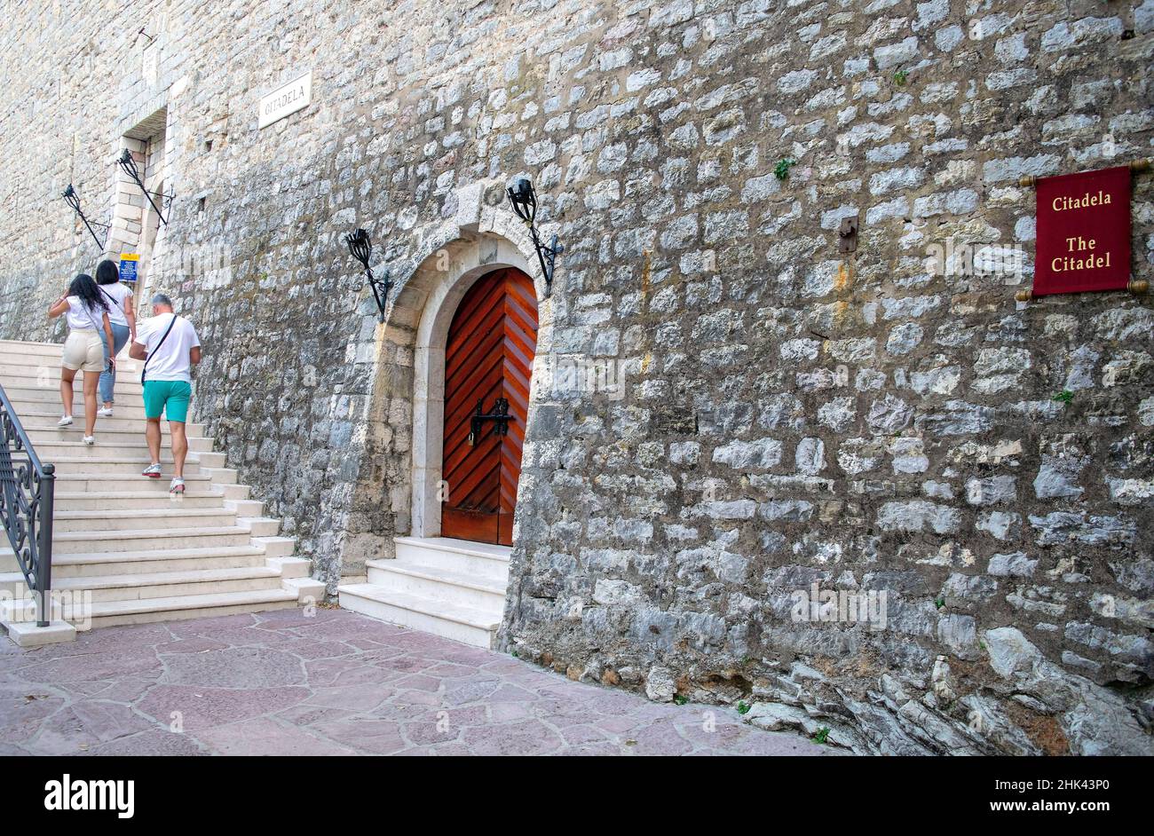 Monténégro - Budva : 8 septembre 2021 : vieille ville de Budva. Site du patrimoine avec des touristes. La plaque de la Citadelle sur le mur en pierre de la citadelle à côté de l'extrance Banque D'Images