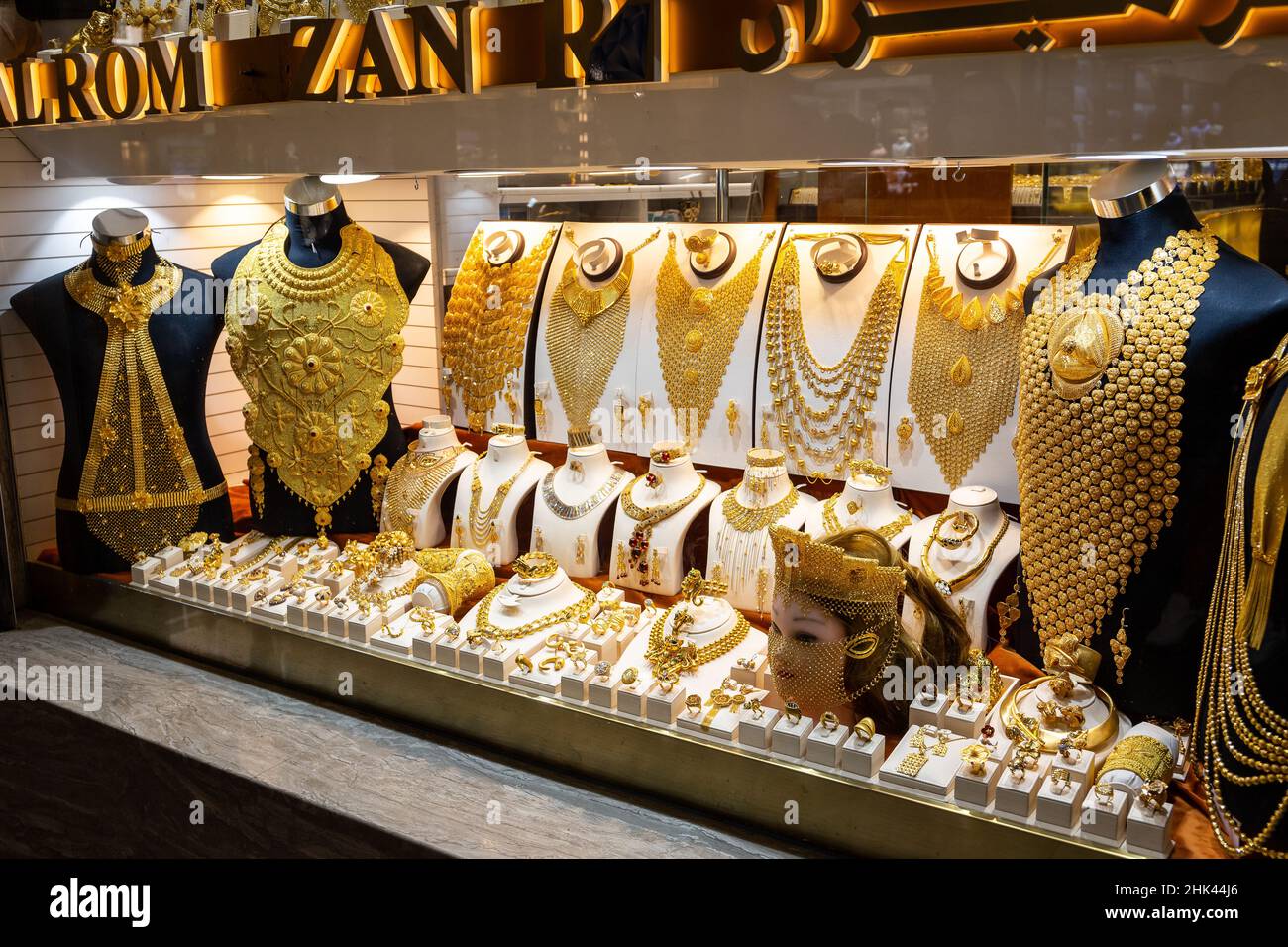 Dubaï, Émirats arabes Unis, 24.09.21.Bijoux d'or - colliers, armures, anneaux et chapeaux d'or massifs exposés dans un magasin d'or à Dubai Gold Souk, Deira. Banque D'Images