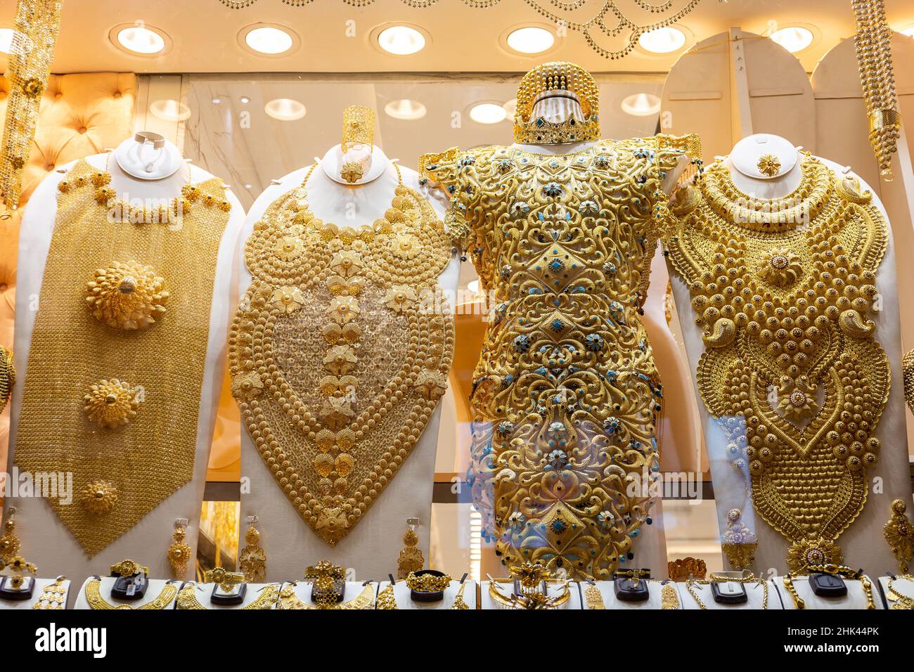Dubai Gold Souk - bijoux dorés - colliers, armures, anneaux et chapeaux  dorés dans un magasin d'or Photo Stock - Alamy