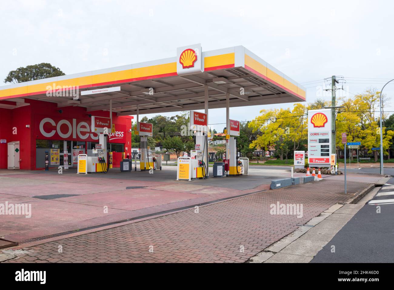 Une station-service et une épicerie Coles Shell co-marquées à Bowral, en Nouvelle-Galles du Sud, en Australie Banque D'Images