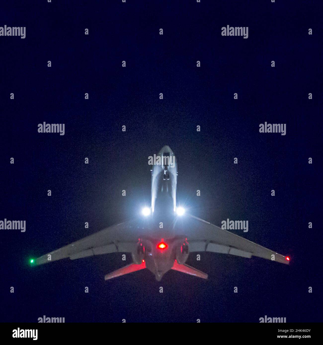 Un avion en approche pour l'atterrissage à l'aéroport de LAX à Los Angeles. Le trafic aérien est en augmentation dans le monde entier. En 2006, sept pour cent des émissions mondiales de CO2 proviennent de la circulation aérienne commerciale, et devrait dépasser 15  % en 2050. Banque D'Images